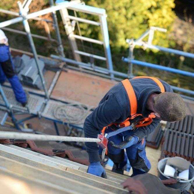 Dakdekker gezekerd en plaatsen van nieuwe dakpannen