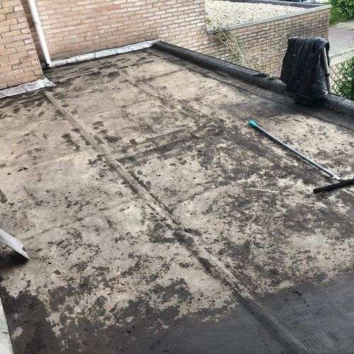 Schoonmaken van een plat dak in Steenbergen